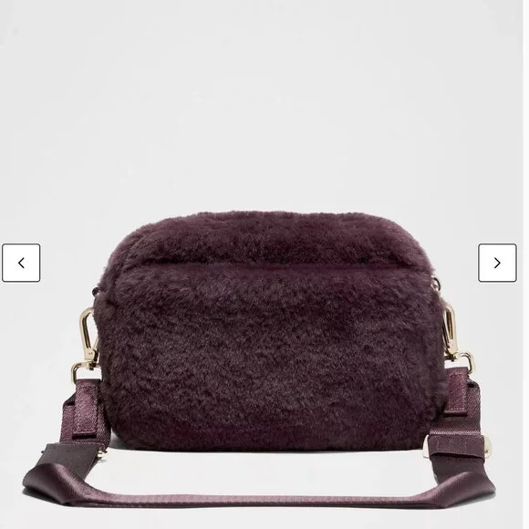 Everywhere Crossbody Bag 2L Plush Fleece ColourBlack Plum/Gold - Picture 3 of 5